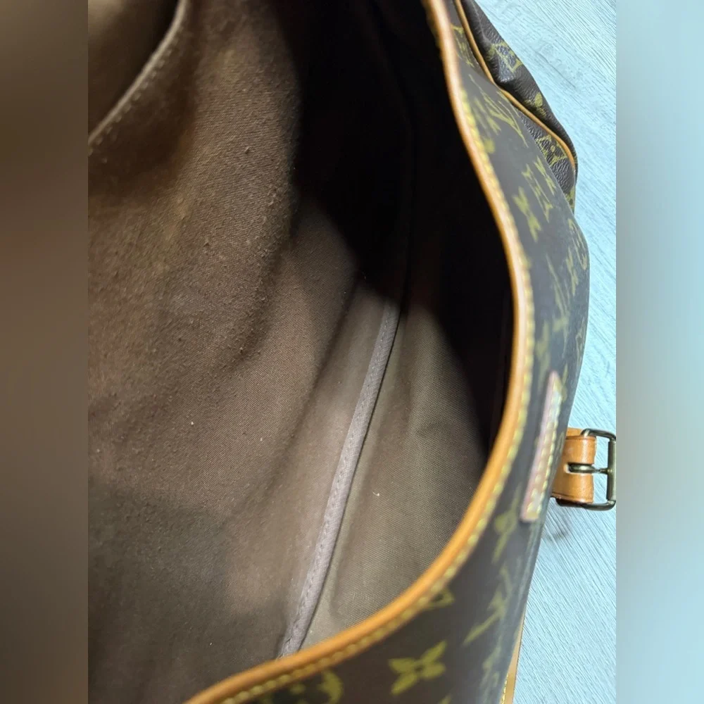 Louis Vuitton Monogram Canvas Messenger in Dark Brown with Tan Trim Saumer 35